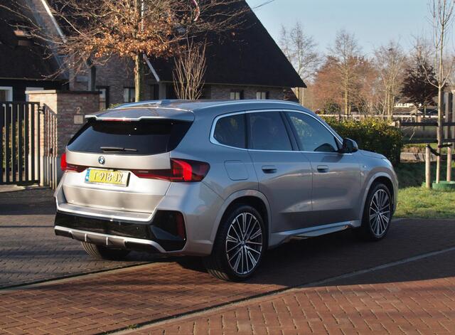 BMW iX1 xDrive30 Launch Edition 67 kWh | M-Pakket | Harman Kardon | Sfeerverlichting | Camera | Apple Carplay | NL-Auto |