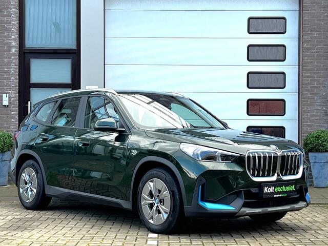BMW iX1 xDrive30 Launch Edition 67 kWh 313 PK / Automaat / Airco / Apple CarPlay / Navigatie / 360 Camera / Harman-Kardon / Trekhaak / Leder Int / 17" LM Velgen / 1e Eigenaar!