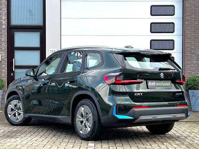 BMW iX1 xDrive30 Launch Edition 67 kWh 313 PK / Automaat / Airco / Apple CarPlay / Navigatie / 360 Camera / Harman-Kardon / Trekhaak / Leder Int / 17" LM Velgen / 1e Eigenaar!