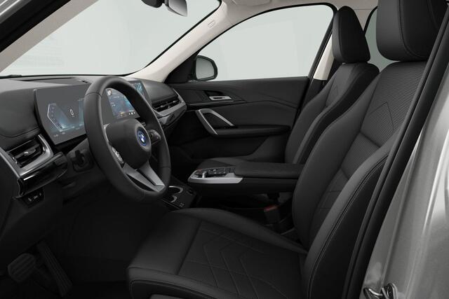 BMW iX1 xDrive30 X-Line / Parking Assistant / Comfort Acces / Adaptieve LED koplampen / Getinte Ramen / 18 Inch