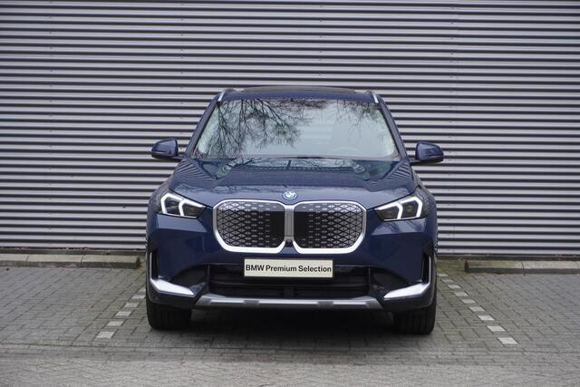 BMW iX1 xDrive30 20 inch Multispaak | Trekhaak met elektrisch wegklapbare kogel | Glazen panoramadak | Extra getint glas | Harman-Kardon sound system | BMW Head-Up Display