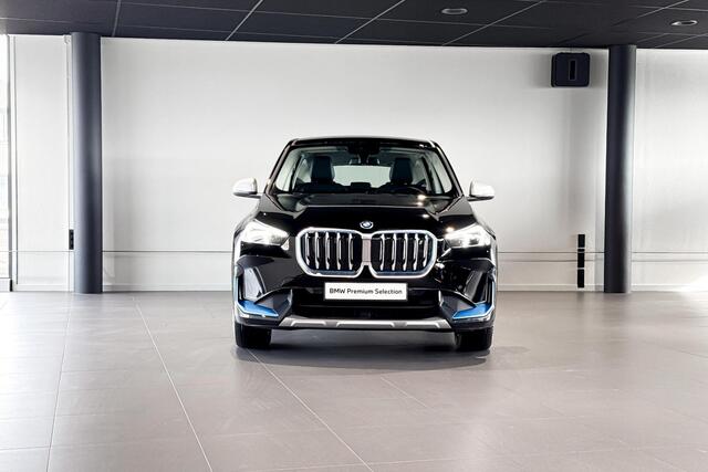 BMW iX1 xDrive30 Launch Edition 67 kWh | X-Line | Comfort Access | Achteruitrijcamera |