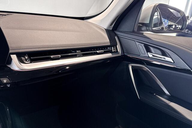 BMW iX1 xDrive30 Launch Edition 67 kWh | X-Line | Comfort Access | Achteruitrijcamera |