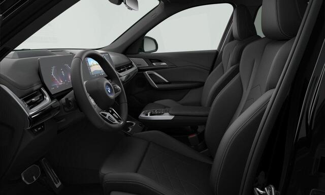 BMW iX1 eDrive20 67 kWh | M-Sport Pro | Adaptive Cruise| Trekhaak | Harman Kardon | Panoramadak | Elektrisch Verstelbare Stoelen | Massage |