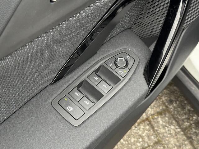 BMW iX1 eDrive20 | Stuur + Stoelverw. | Comfort Access | Driv. Ass. Prof. | Head-Up