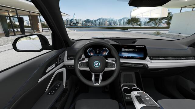 BMW iX1 eDrive20 High Executive M Sport / Trekhaak / Sportstoelen / M Adaptief onderstel / Head-Up / Parking Assistant Plus / Comfort Access / Stuurverwarming