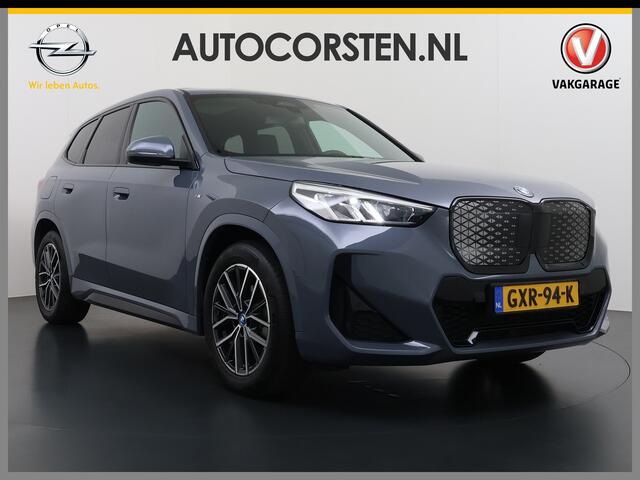 BMW iX1 eDrive20 67kWh M Sport pakket Pano-Dak/Schuif-dak Leer SOH 100% Warmtepomp Camera Navi Ecc PDC-a+v Apple Carplay Android Auto Elek.Achterklep Zwarte-Hemel VerkeersbordHerkenning WiFi M Aerodynamica Lmv Led Privacy Glas Isofix DAB Keyless Wifi 1e Eigenaar