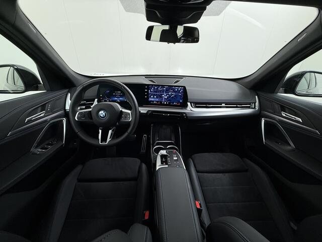 BMW iX1 eDrive20 67kWh M-Sport-Pro Leder/Alcantara Premium 19" LED Connected-Pro Warmtepomp Camera Navi Ecc Pdc 100% SOH Apple Carplay Android Auto Stoelverwarming Adap.demping Standverwarming/koeling Zwarte-Hemel Drive-Assist Elek.Achterklep Lmv Led Isofix DAB K