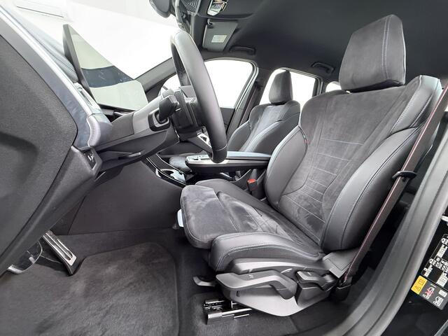 BMW iX1 eDrive20 67kWh M-Sport-Pro Leder/Alcantara Premium 19" LED Connected-Pro Warmtepomp Camera Navi Ecc Pdc 100% SOH Apple Carplay Android Auto Stoelverwarming Adap.demping Standverwarming/koeling Zwarte-Hemel Drive-Assist Elek.Achterklep Lmv Led Isofix DAB K