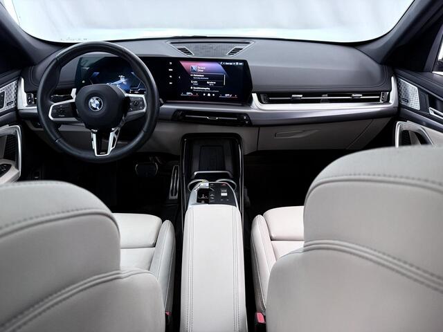 BMW iX1 eDrive20 67 kWh M-Pakket | SOH 98% | Panormadak | Sportstoelen | Curved Display | Harman/Kardon | Camera | Apple CarPlay/Android Auto | Ele.verstelbare stoelen + Geheugen | Ele. kofferdeksel |