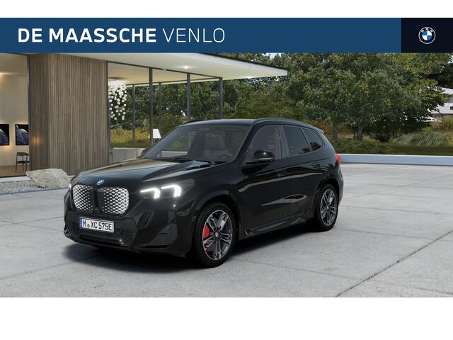 BMW iX1 eDrive20 M Sport / Panoramadak / Trekhaak / Sportstoelen / Achteruitrijcamera / M Adaptief onderstel / Adaptieve LED / Comfort Access