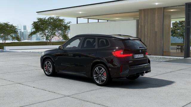 BMW iX1 eDrive20 M Sport / Panoramadak / Trekhaak / Sportstoelen / Achteruitrijcamera / M Adaptief onderstel / Adaptieve LED / Comfort Access