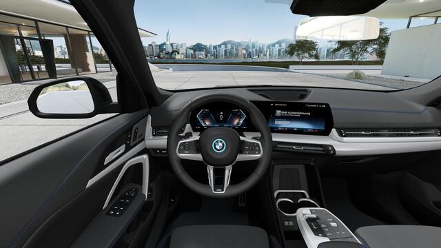 BMW iX1 eDrive20 M Sport / Panoramadak / Trekhaak / Sportstoelen / Achteruitrijcamera / M Adaptief onderstel / Adaptieve LED / Comfort Access
