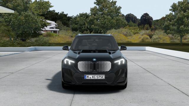 BMW iX1 eDrive20 M Sport / Trekhaak / Achteruitrijcamera / Sportstoelen / M Adaptief onderstel / Adaptieve LED / Comfort Access / Stoelverwarming