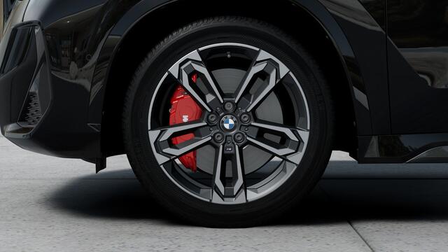 BMW iX1 eDrive20 M Sport / Trekhaak / Achteruitrijcamera / Sportstoelen / M Adaptief onderstel / Adaptieve LED / Comfort Access / Stoelverwarming