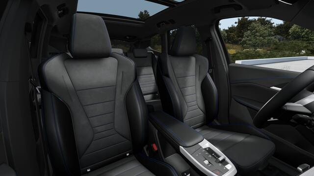 BMW iX1 eDrive20 M Sport / Trekhaak / Achteruitrijcamera / Sportstoelen / M Adaptief onderstel / Adaptieve LED / Comfort Access / Stoelverwarming