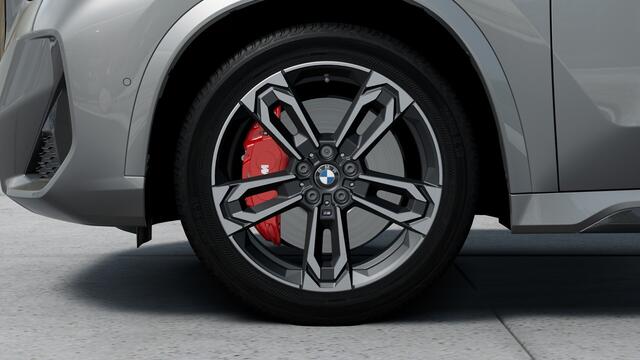 BMW iX1 eDrive20 M Sport / Trekhaak / Sportstoelen / Achteruitrijcamera / M Adaptief onderstel / Adaptieve LED / Comfort Access / Stuurverwarming