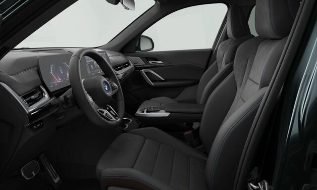 BMW iX1 eDrive20 | M-Sport Pro | 19'' | Panorama. | Harman/Kardon | Elek. stoel. | Trekhaak | Driv. Plus | Stuur + stoelverw. | Massage | Getint glas | Camera