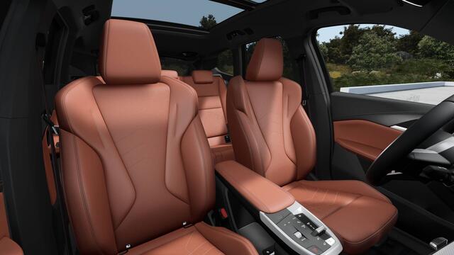 BMW iX1 eDrive20 M Sport / Panoramadak / Trekhaak / Sportstoelen / Achteruitrijcamera / M Adaptief onderstel / Adaptieve LED / Comfort Access
