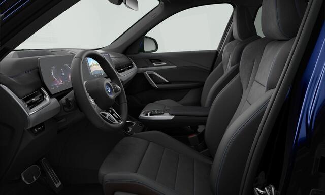 BMW iX1 eDrive20 M Sport - Trekhaak - Head up - Driving Assistant Professional - Getinte ruiten - Stuurwielrand verwarmd - Sportstoelen - Parking Assistant Plus - Comfort Access - Stoelverwarming voor -