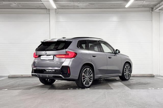 BMW iX1 eDrive20 | M-Sport Pro | Travel Pack | Innovation Pack | Comfort Pack | Driving Assistant Professional | Parking Assistant Plus | Harman/Kardon | Panoramadak | Comfort Access