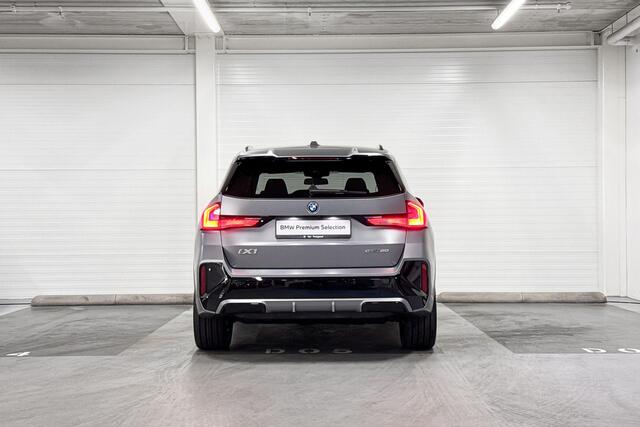 BMW iX1 eDrive20 | M-Sport Pro | Travel Pack | Innovation Pack | Comfort Pack | Driving Assistant Professional | Parking Assistant Plus | Harman/Kardon | Panoramadak | Comfort Access