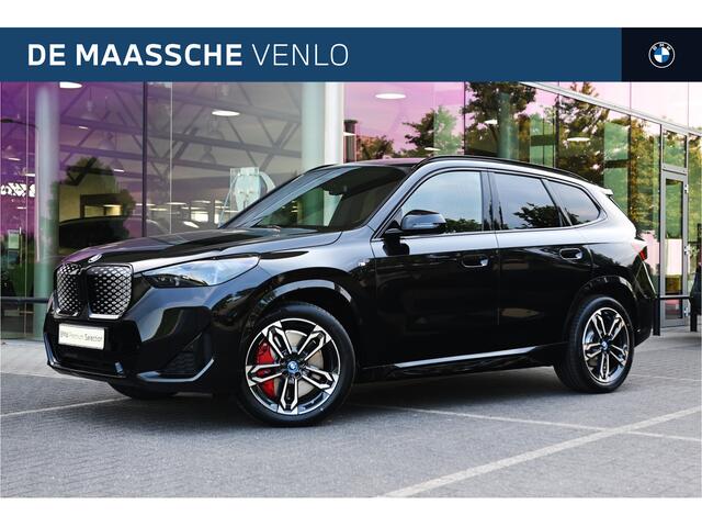 BMW iX1 eDrive20 M Sport / Trekhaak / Sportstoelen / Achteruitrijcamera / M Adaptief onderstel / Adaptieve LED / Comfort Access / Parking Assistant