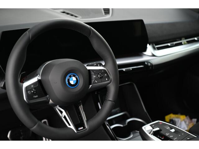 BMW iX1 eDrive20 M Sport / Panoramadak / Trekhaak / Sportstoelen / Achteruitrijcamera / M Adaptief onderstel / Adaptieve LED / Comfort Access
