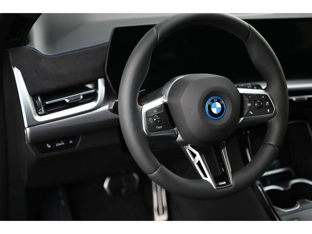 BMW iX1 eDrive20 M Sport / Panoramadak / Trekhaak / Sportstoelen / Achteruitrijcamera / M Adaptief onderstel / Adaptieve LED / Comfort Access