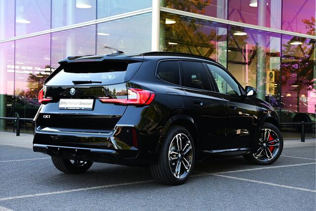 BMW iX1 eDrive20 M Sport / Panoramadak / Trekhaak / Sportstoelen / M Adaptief onderstel / Head-Up / Parking Assistant Plus / Comfort Access