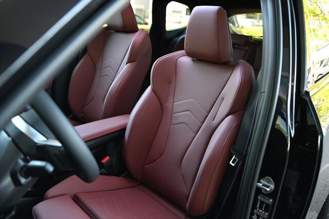 BMW iX1 eDrive20 M Sport / Panoramadak / Trekhaak / Sportstoelen / M Adaptief onderstel / Head-Up / Parking Assistant Plus / Comfort Access