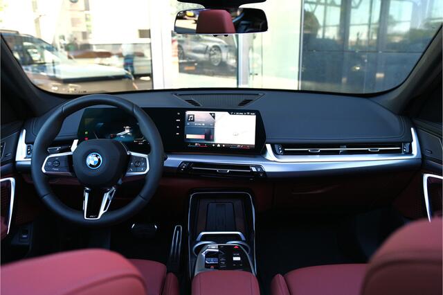 BMW iX1 eDrive20 M Sport / Panoramadak / Trekhaak / Sportstoelen / M Adaptief onderstel / Head-Up / Parking Assistant Plus / Comfort Access