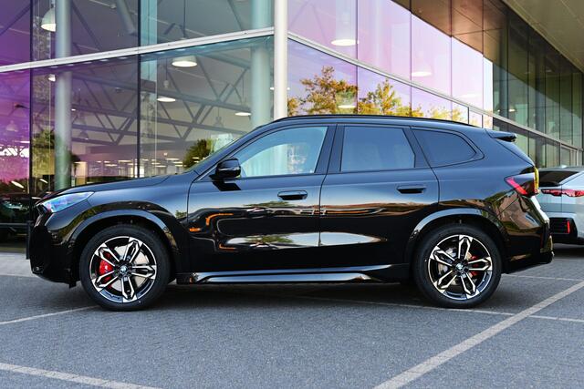 BMW iX1 eDrive20 M Sport / Panoramadak / Trekhaak / Sportstoelen / M Adaptief onderstel / Head-Up / Parking Assistant Plus / Comfort Access