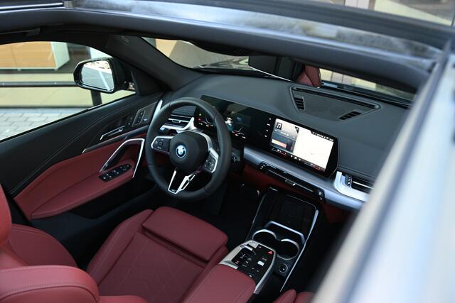 BMW iX1 eDrive20 M Sport / Panoramadak / Trekhaak / Sportstoelen / M Adaptief onderstel / Head-Up / Parking Assistant Plus / Comfort Access