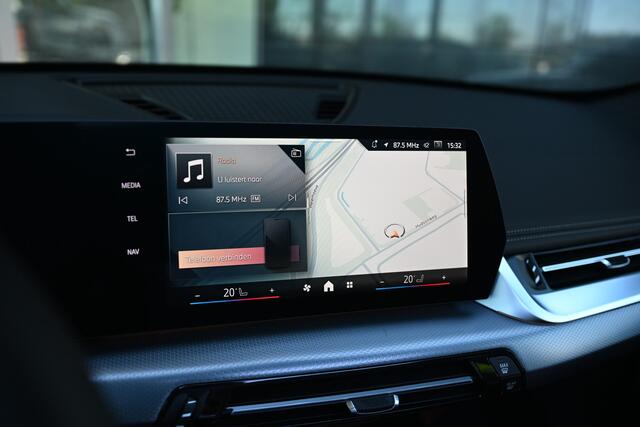 BMW iX1 eDrive20 M Sport / Panoramadak / Trekhaak / Sportstoelen / M Adaptief onderstel / Head-Up / Parking Assistant Plus / Comfort Access