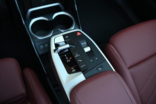 BMW iX1 eDrive20 M Sport / Panoramadak / Trekhaak / Sportstoelen / M Adaptief onderstel / Head-Up / Parking Assistant Plus / Comfort Access