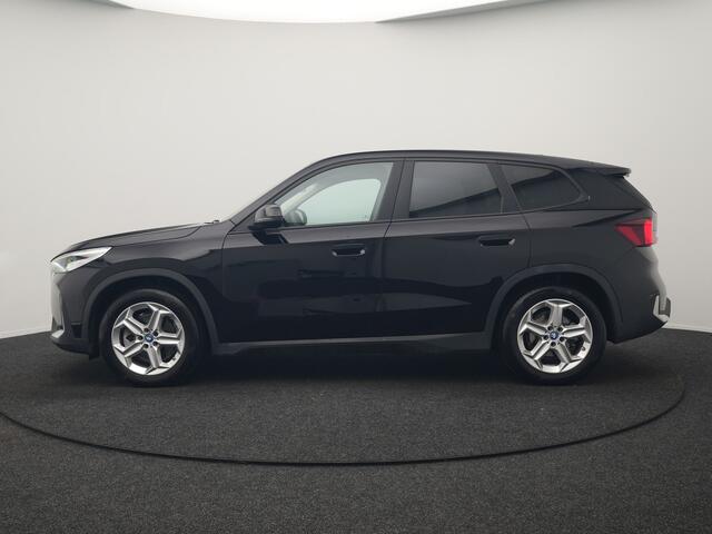 BMW iX1 xDrive30 Launch Edition 67 kWh 313pk Dealer O.H. | Adaptief M Onderstel | Camera | Stoelverwarming | Widescreen Navi | Sfeerverlichting | Apple Carplay | Navigatie | DAB | 18'' L.M. | Virtual | Cruise Control |