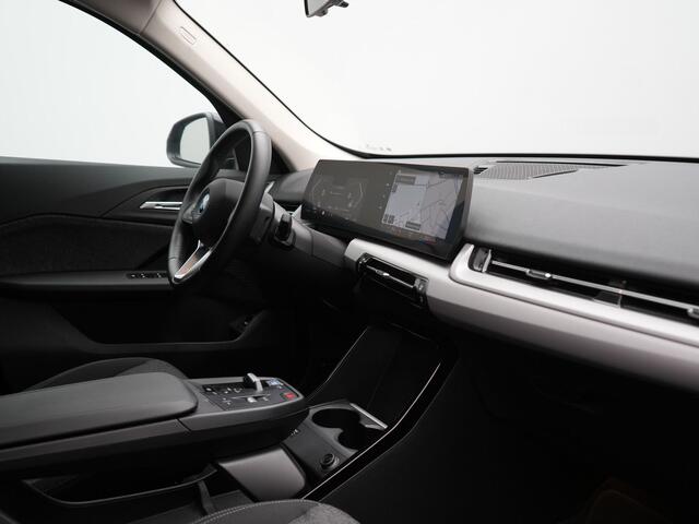 BMW iX1 xDrive30 Launch Edition 67 kWh 313pk Dealer O.H. | Adaptief M Onderstel | Camera | Stoelverwarming | Widescreen Navi | Sfeerverlichting | Apple Carplay | Navigatie | DAB | 18'' L.M. | Virtual | Cruise Control |