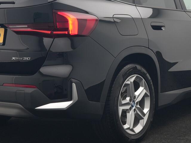 BMW iX1 xDrive30 Launch Edition 67 kWh 313pk Dealer O.H. | Adaptief M Onderstel | Camera | Stoelverwarming | Widescreen Navi | Sfeerverlichting | Apple Carplay | Navigatie | DAB | 18'' L.M. | Virtual | Cruise Control |