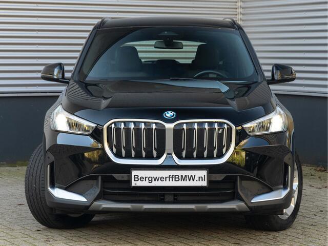 BMW iX1 xDrive30 - Trekhaak - Driving + Parking Ass - Stoelverwarming - Adaptief onderstel