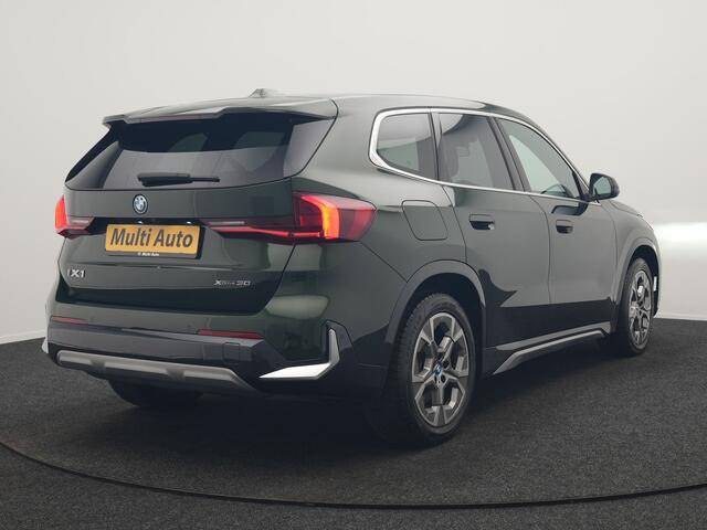BMW iX1 xDrive30 xLine 67 kWh 306pk Dealer O.H. | Trekhaak Af Fabriek | Camera | Adaptief Onderstel | Lederen Sportstoelen Memory & Verwarmd | Sfeerverlichting | Apple Carplay | Blis | Navigatie | DAB | Virtual | Cruise Control |