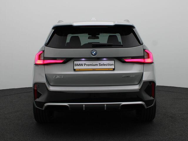 BMW iX1 eDrive20 M Sport Edition | Premium Pack | Comfort Pack | Travel Pack | Panoramadak | Elektrisch Verstelbare Sportstoelen | Harman Kardon | 20''