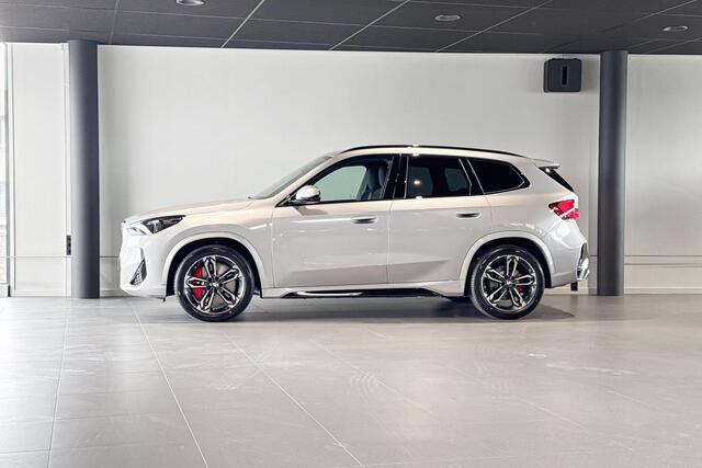 BMW iX1 eDrive20 67 kWh | M Sport Pro | Glazen Panoramadak | Stoelverwarming | Harman Kardon | Trekhaak |