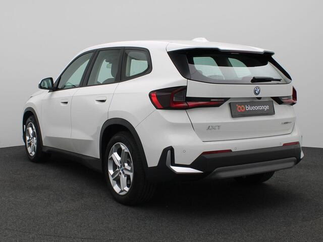 BMW iX1 xDrive30 Launch Edition 67 kWh 313PK Aut. SOH 98,96%, Trekhaak, Keyless, 360gr. Camera, Adaptieve Cruise Control, Head-Up Display, 18" LM Velgen