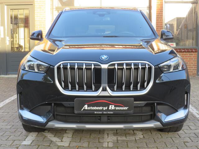 BMW iX1 xDrive 30 Launch Edition 320 pk M style / 20 inch. velgen / Keyless entry / Head-up display Sportstoelen /Sportstuur leder /voorstoel(en) met massagefunctie