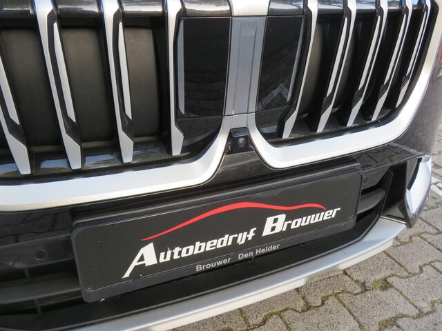 BMW iX1 xDrive 30 Launch Edition 320 pk M style / 20 inch. velgen / Keyless entry / Head-up display Sportstoelen /Sportstuur leder /voorstoel(en) met massagefunctie