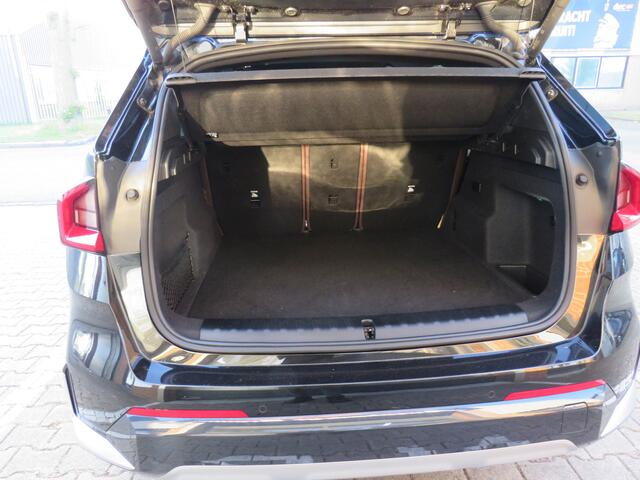 BMW iX1 xDrive 30 Launch Edition 320 pk M style / 20 inch. velgen / Keyless entry / Head-up display Sportstoelen /Sportstuur leder /voorstoel(en) met massagefunctie