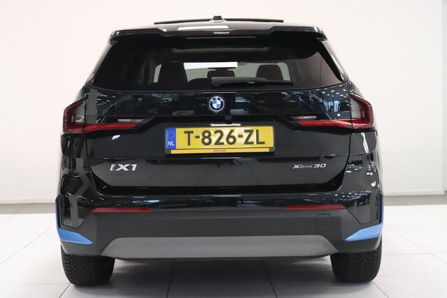 BMW iX1 xDrive30 Launch Edition 67 kWh | PANO | Camera | SoH 94,4 % | Sportstoelen | Matrix LED |
