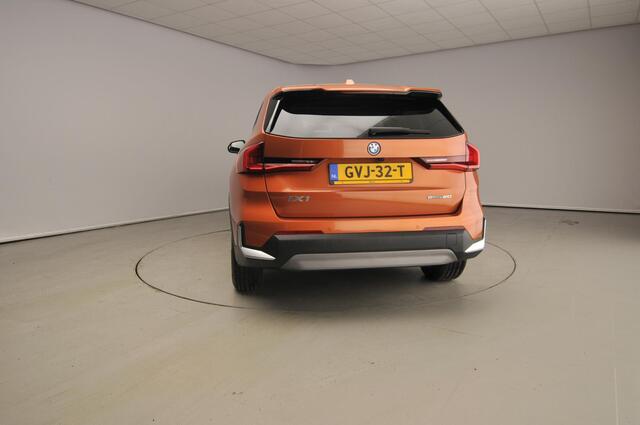 BMW iX1 eDrive20 | LED | Navigatie | Panoramadak | Sportstoelen | Shadow line | DAB | Alu 17inch