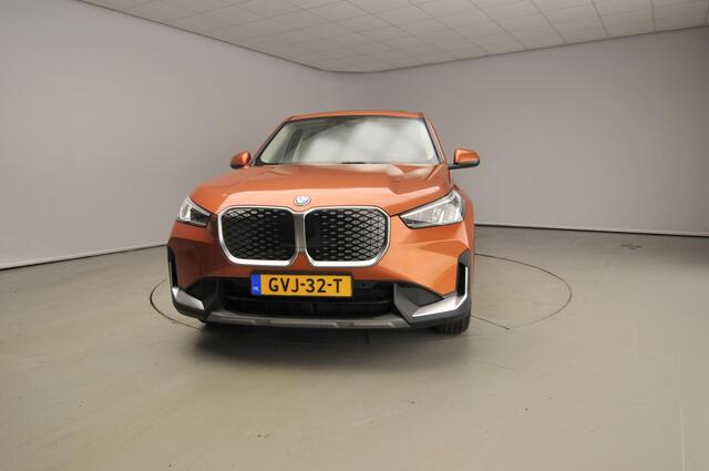 BMW iX1 eDrive20 | LED | Navigatie | Panoramadak | Sportstoelen | Shadow line | DAB | Alu 17inch